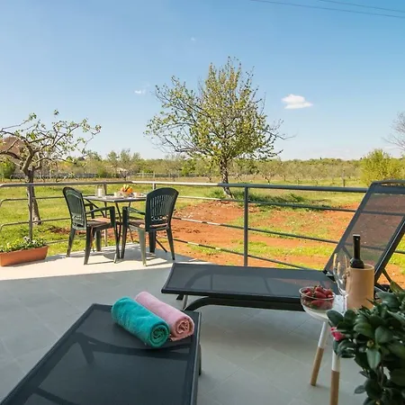 Apartment With Terrace In Filipana
